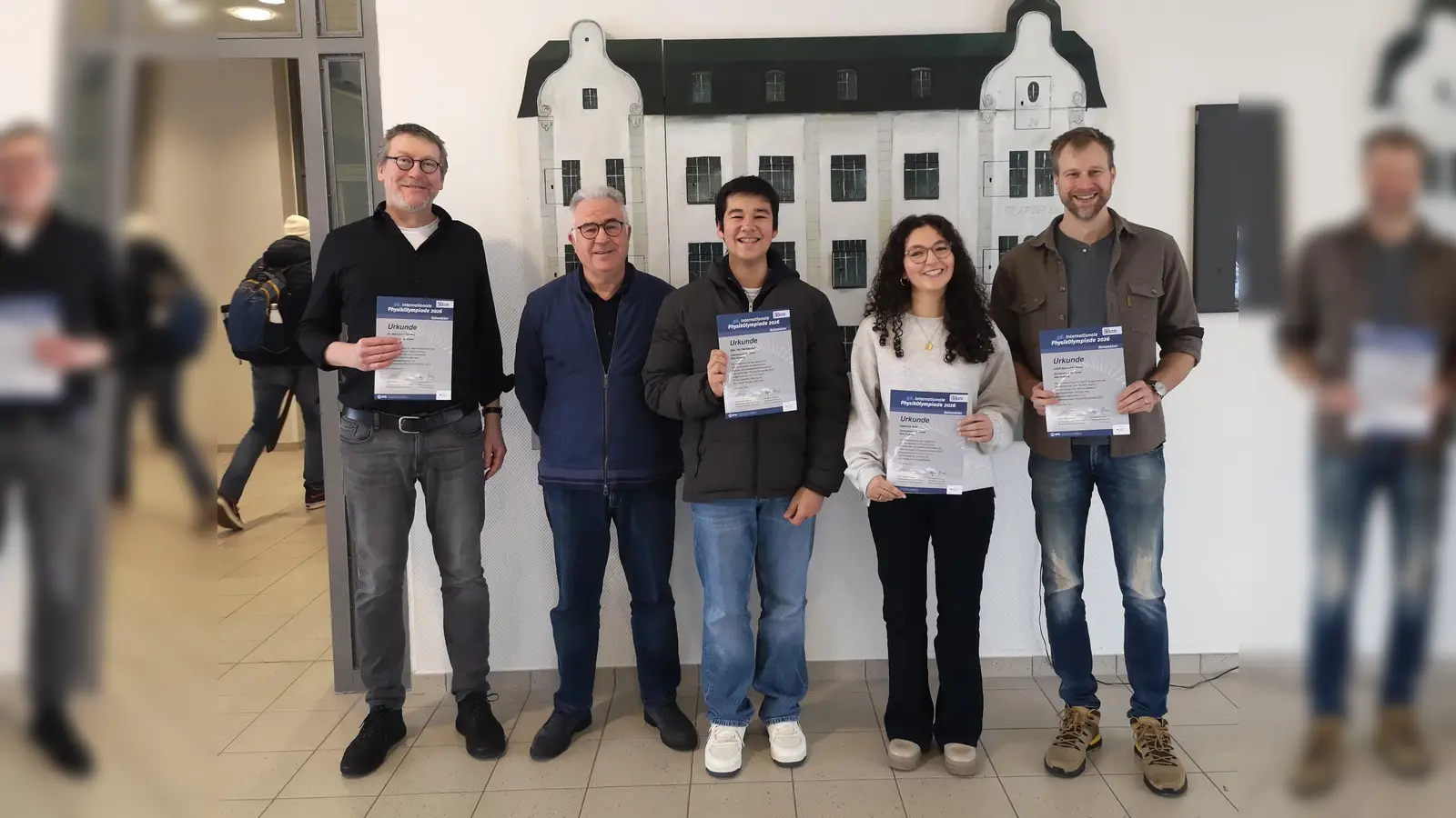 Die betreuenden Lehrer Dr. Burkhard Sievers (links außen) und Benedikt Speer (rechts außen) sowie Schulleiter Antonio Burgos gratulieren Sabrina Arif und Max Hu Hentschel zu ihrer erfolgreichen Teilnahme. (Foto: St. Xaver Gymnasium / privat)