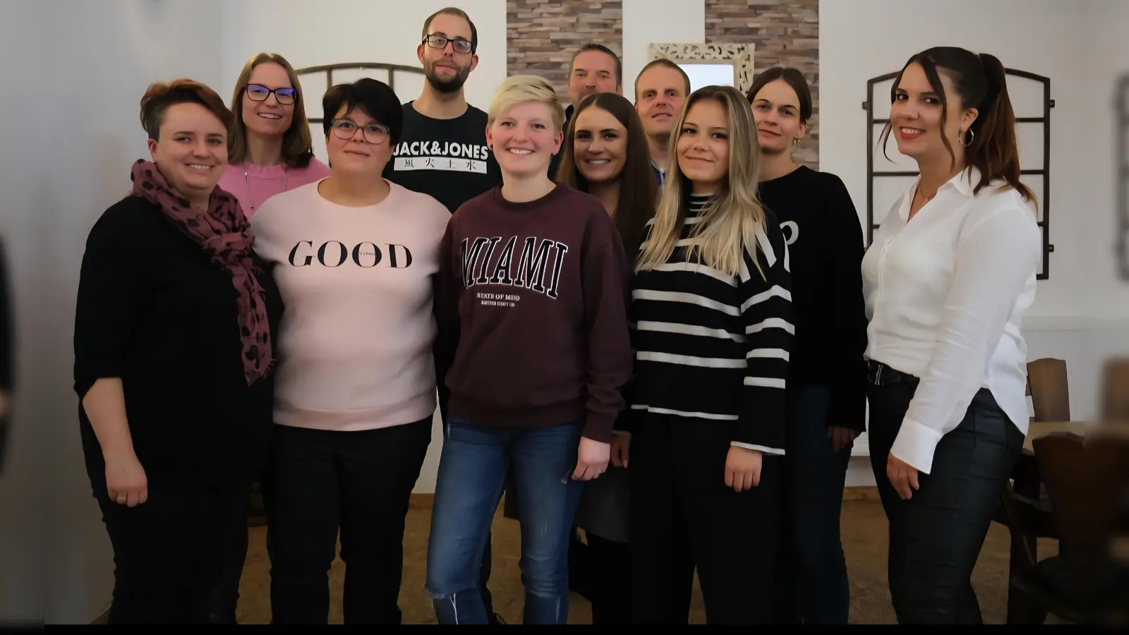 Melden sich mit Lust auf Lacher zurück (v.l.): Sophia Topp, Silke Markus, Christina Markus, Dominik Groß, Naja Frühling, Tobias Feldmann, Nele Scholle, Manuel Ahrens, Jana Drude, Andrea Peters und Vivien Henke. (Foto: privat)