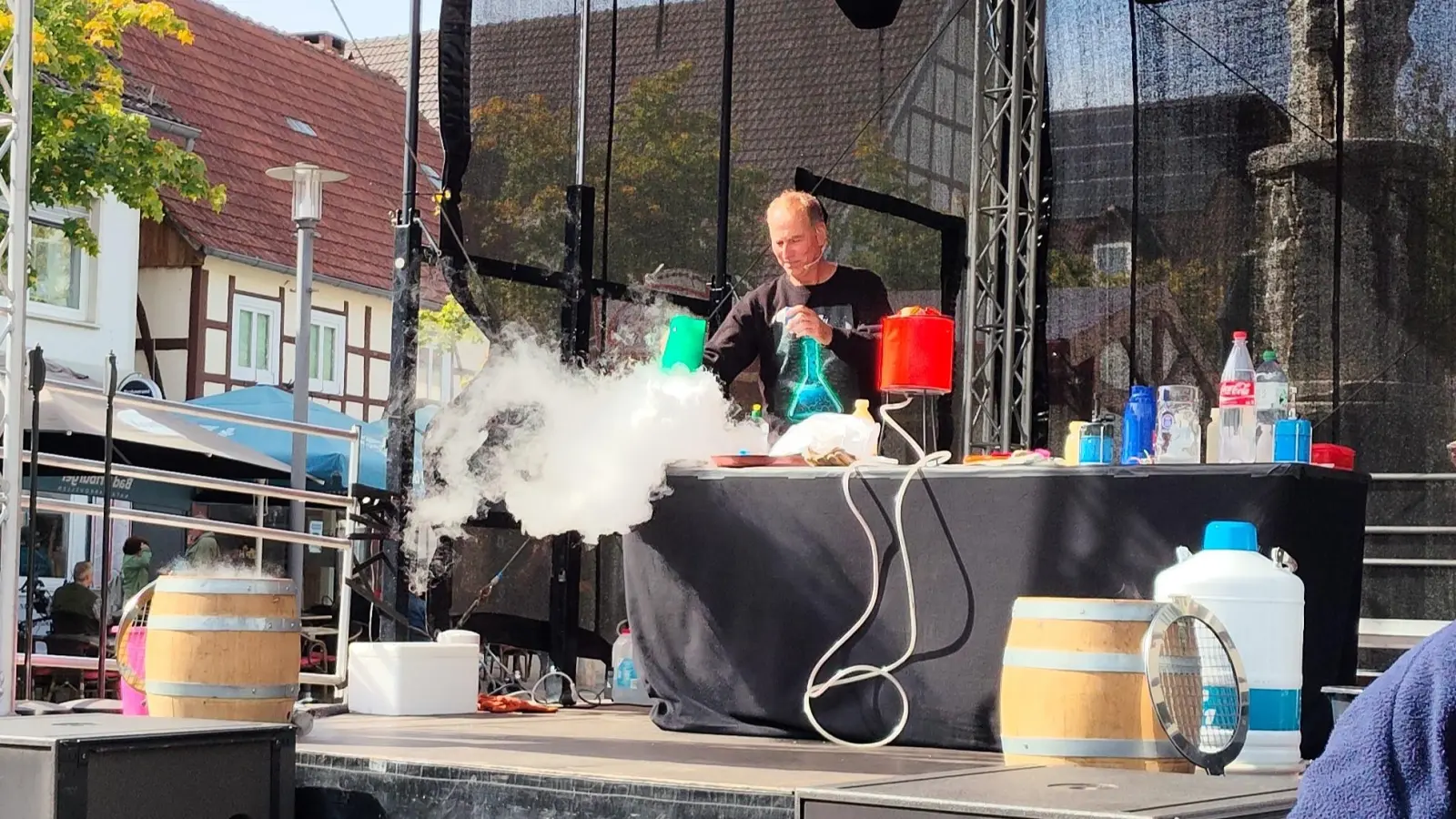 Magic Andy begeistert das Publikum auf der Bühne mit verblüffenden Experimenten, bei denen es ordentlich knallt und zischt. (Foto: Doris Dietrich)