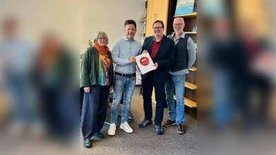 Karola Kroworz, Bürgermeister Tino Wenkel, SPD-Vorsitzender Christian Brenski und Roger van Heynsbergen im Büro des Bürgermeisters bei der Übergabe. <br> (Foto: privat)