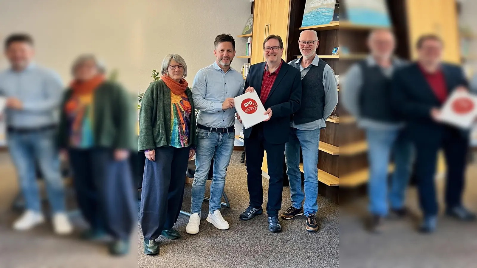 Karola Kroworz, Bürgermeister Tino Wenkel, SPD-Vorsitzender Christian Brenski und Roger van Heynsbergen im Büro des Bürgermeisters bei der Übergabe. <br> (Foto: privat)