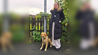 Melissa Jochheim (Bereich Ordnung und Soziales) und Golden Retriever-Hündin Frieda freuen sich auf engagierte Bürgerinnen und Bürger. (Foto: Stadt Warburg)