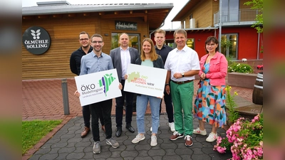 Ein Schnittpunkt zwischen den beiden Öko-Modellregionen des Kreises Höxter und des Landkreises Holzminden ist die Ölmühle Solling in Boffzen. Auf dem Foto (vorne von links): Hendrik Hoffmann (Projektmanager Öko-Modellregion Landkreis Holzminden), Laura Jäger (Projektmanagerin Öko-Modellregion Kulturland Kreis Höxter), Landrat Michael Stickeln (Kreis Höxter), Annette Rose (Ölmühle Solling) sowie (hinten von links) Sebastian Baensch (Besitzer Ölmühle Solling), Landrat Michael Schünemann (Landkreis Holzminden) und Leonard Siepler (Ölmühle Solling). (Foto: Kreis Höxter)