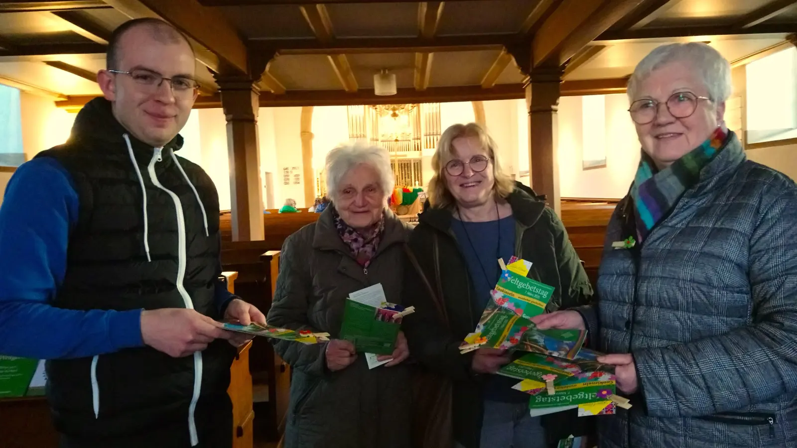 Die Besucher wurden am Eingang freundlich begrüßt. (v.l.n.r.): Rudolf Moor (Küster), Bärbel Rieckmann, Petra Flemming-Schmidt und Anni Köhler (Org.-Team). (Foto: Doris Dietrich)