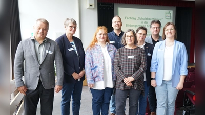 Die Referenten der Veranstaltung informierten über das Thema Schulabsentismus (v.l.): Prof. Heinrich Ricking, Universität Leipzig, Maria Komm, Schulamt für den Kreis Höxter, Sandra Florsch, Schulleiterin Gesamtschule Brakel, Dominic Gehle, Leiter der Abteilung Bildung und Integration des Kreises Höxter, Bettina Becker (Schulleiterin, Schule am Nicolaitor, Höxter), Eva Klare-Kurtenbach (Geschäftsführerin, Kolping Schulwerk), Carsten Schulz, Leiter der Regionalen Schulberatung Kreis Höxter, Rabea Lausen, Regionale Schulberatung Kreis Höxter. (Foto: Kreis Höxter)
