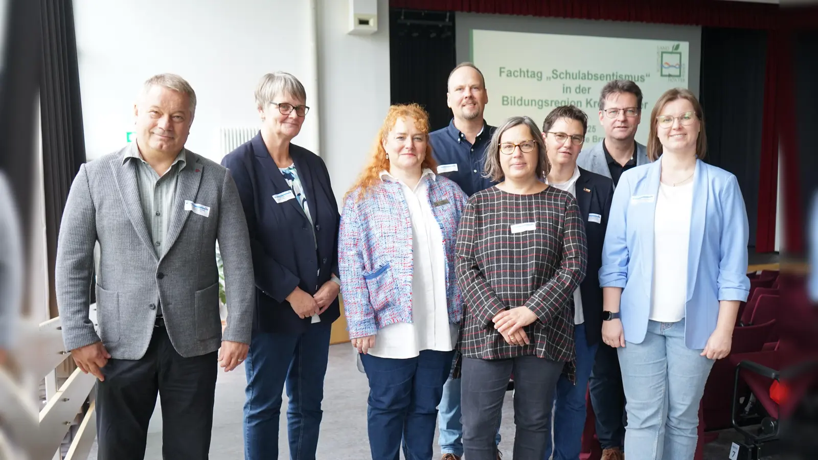 Die Referenten der Veranstaltung informierten über das Thema Schulabsentismus (v.l.): Prof. Heinrich Ricking, Universität Leipzig, Maria Komm, Schulamt für den Kreis Höxter, Sandra Florsch, Schulleiterin Gesamtschule Brakel, Dominic Gehle, Leiter der Abteilung Bildung und Integration des Kreises Höxter, Bettina Becker (Schulleiterin, Schule am Nicolaitor, Höxter), Eva Klare-Kurtenbach (Geschäftsführerin, Kolping Schulwerk), Carsten Schulz, Leiter der Regionalen Schulberatung Kreis Höxter, Rabea Lausen, Regionale Schulberatung Kreis Höxter. (Foto: Kreis Höxter)