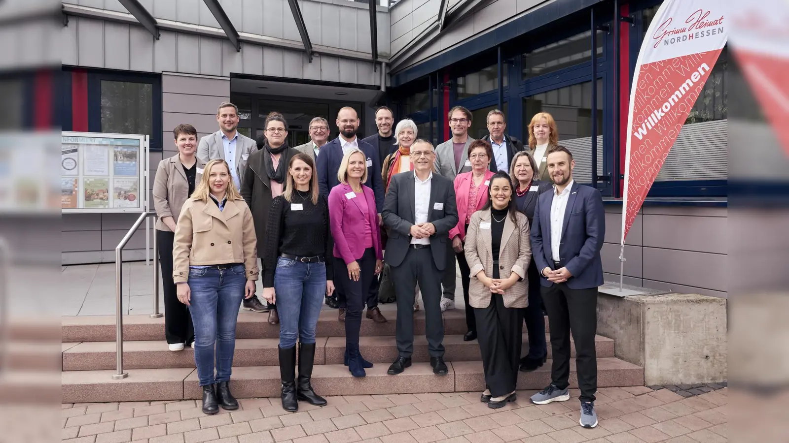 (vorne v.l.) Heike Dietrichkeit (Geschäftsführerin, TAG Naturpark Habichtswald), Sina Massow (Bürgermeisterin Gudensberg), Yvonne Heider (Geschäftsführerin TMH Tourismus Management Hessen), Andreas Siebert (Landrat, Landkreis Kassel), Heidrun Englisch (Geschäftsführerin TAG Tourismusservice Rotkäppchenland), Samira Ben Ali (Projektmanagerin, Regionalmanagement Nordhessen), Angela Eisenblätter (Clusterleiterin Tourismus, Regionalmanagement Nordhessen), Kai Georg Bachmann (Geschäftsführer, Regionalmanagement Nordhessen). (hinter v.l.) Lena Pfaar (Projektmanagerin, Regionalmanagement Nordhessen), Andreas Schönemann (Bürgermeister Helsa, Sprecher TAG GrimmSteig Erlebnisregion), Manuela Greipel (Geschäftsführerin TAG Naturpark Reinhardswald), Frank Grunewald (Bürgermeister Niedenstein, Sprecher LEADER-Entscheidungsgremium Kassel-Land), Lukas Frankfurth (DEHOGA Hessen), Oliver Sollbach (Regionalmanager, LEADER-Region Kassel-Land), Ulrike Keß (Regionalmanagement Tourismus LEADER-Regionen Schwalm-Aue und Knüll), Stefan Huber (Geschäftsführer, neusta destination.one), Rüdiger Germeroth (Bürgermeister Zierenberg), Marion Seitz (Projektmanagerin, Regionalmanagement Nordhessen). (Foto: Nicolas Wefers)