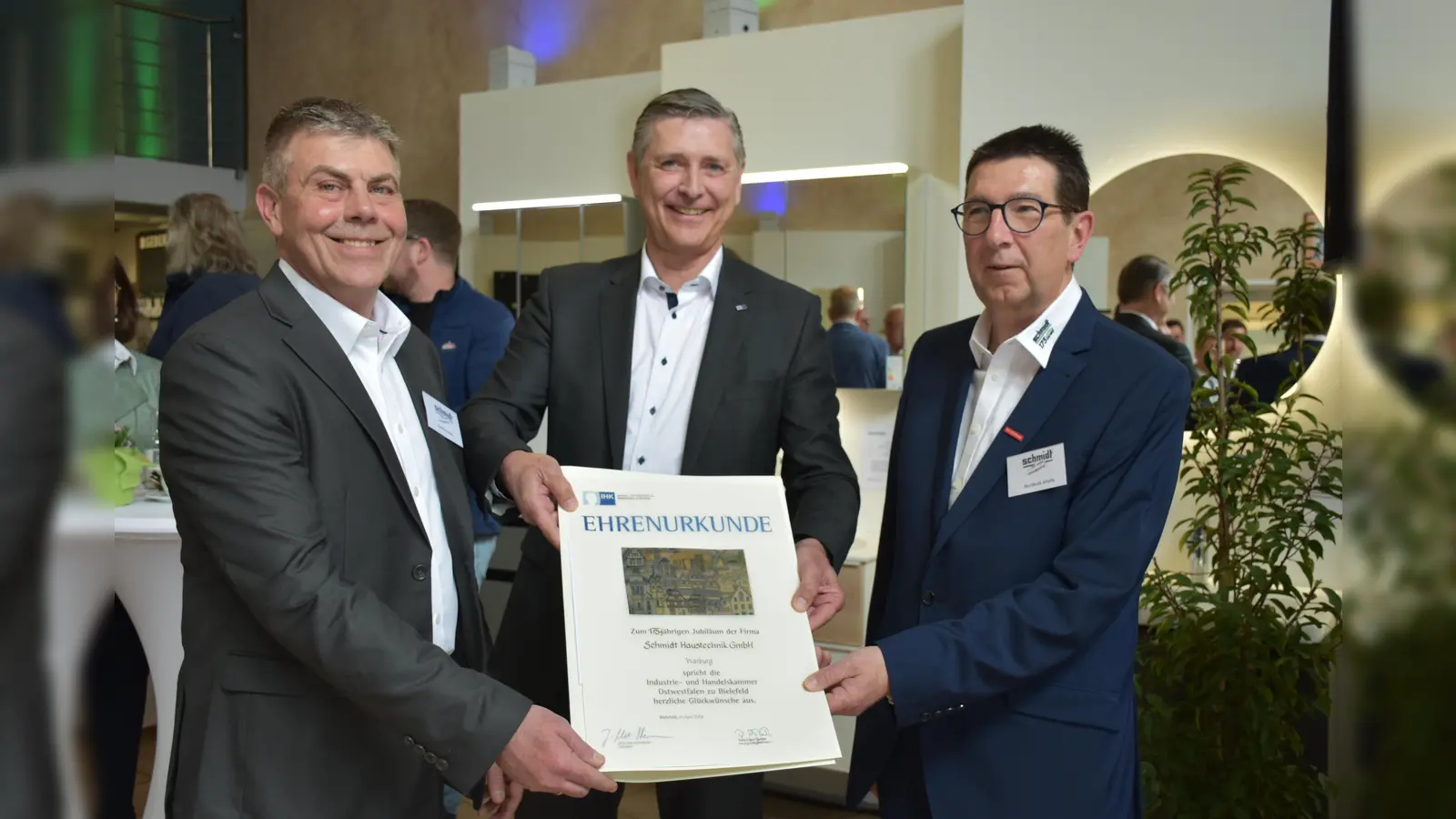 Die Industrie- und Handelkammer gratulierte den Geschäftsführern mit einer Ehrenurkunde zu dem ganz außergewöhnlichen Jubiläum  (Foto: Barbara Siebrecht)
