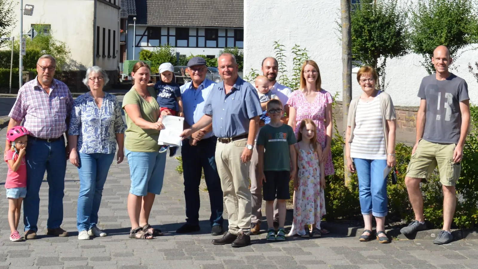 Sie setzten sich für 30 km/h ein: Armin Thies (1. Vorsitzender VG Meinbrexen), Katrin Meyer( VG Meinbrexen), Maike Klages, Klaus Rickmeier, Werner Tyrasa (Bürgermeister Lauenförde), Dominik Thies, Jenna Thies, Doris Mewes( VG Meinbrexen), Gerrit Timmer(VG Meinbrexen). (Foto: privat)