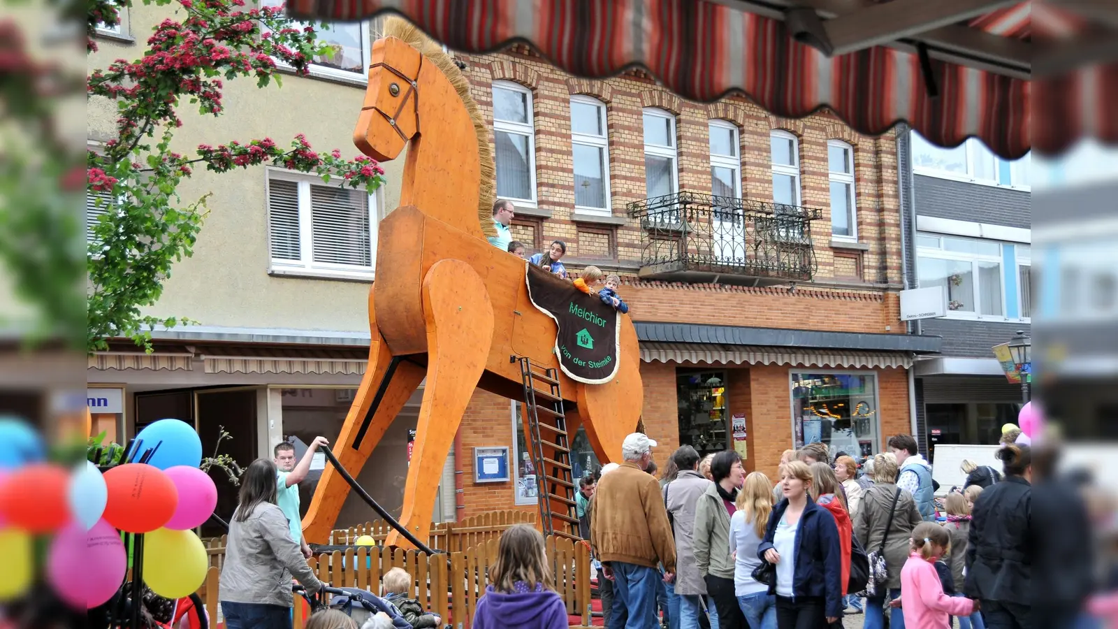 Seit vielen Jahren der Hit auf dem Kinderfest: Das Riesen-Schaukelpferd Melchior begeistert Jung und Alt gleichermaßen. (Foto: privat)