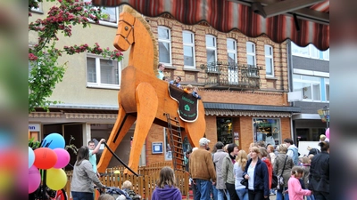 Seit vielen Jahren der Hit auf dem Kinderfest: Das Riesen-Schaukelpferd Melchior begeistert Jung und Alt gleichermaßen. (Foto: privat)