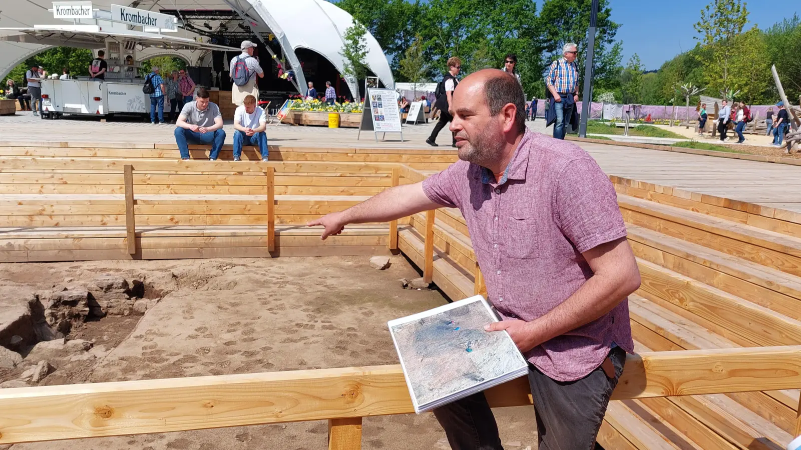 Archäologe Ralf Mahytka erläutert die Elemente des Archäologieparks auf der Landesgartenschau in Corvey.  (Foto: Altertumskommission für Westfalen/Vera Brieske)