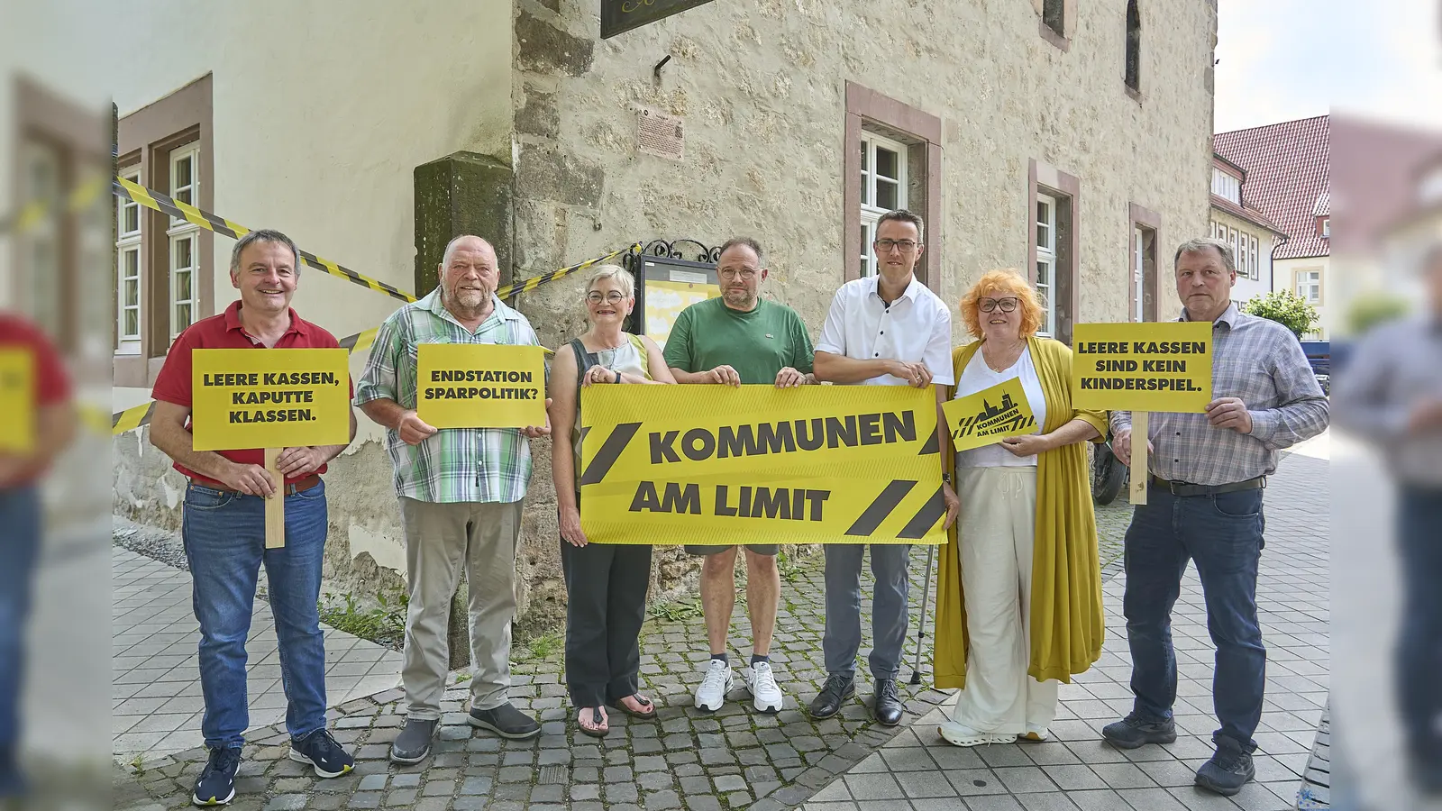 Warburg, Stadt, Finanzen, Politik, Machten im Rahmen des bundesweiten Aktionstages „Kommunen am Limit“ vor dem Warbuger Jugendzentrum auf die teils prekäre Finanzlage der Städte und Gemeinden aufmerksam (von links): Wolf-Rüdiger Mutter (Fraktionsvorsitzender CDU), Rainer Backhaus (stellv. Fraktionsvorsitzender SPD), Maria-Theresia Herbold (Fraktionsvorsitzende Grüne), Andreas Braunst (Fraktionsvorsitzender AFD), Andreas Niggemeyer (Kämmerer und Erster Beigeordneter), Hilla Zavelberg-Simon (Fraktionsvorsitzende Grüne), Dr. Christian Menke (Vertreter Bürgerunion/FDP) (Foto: Stefan Bönning)