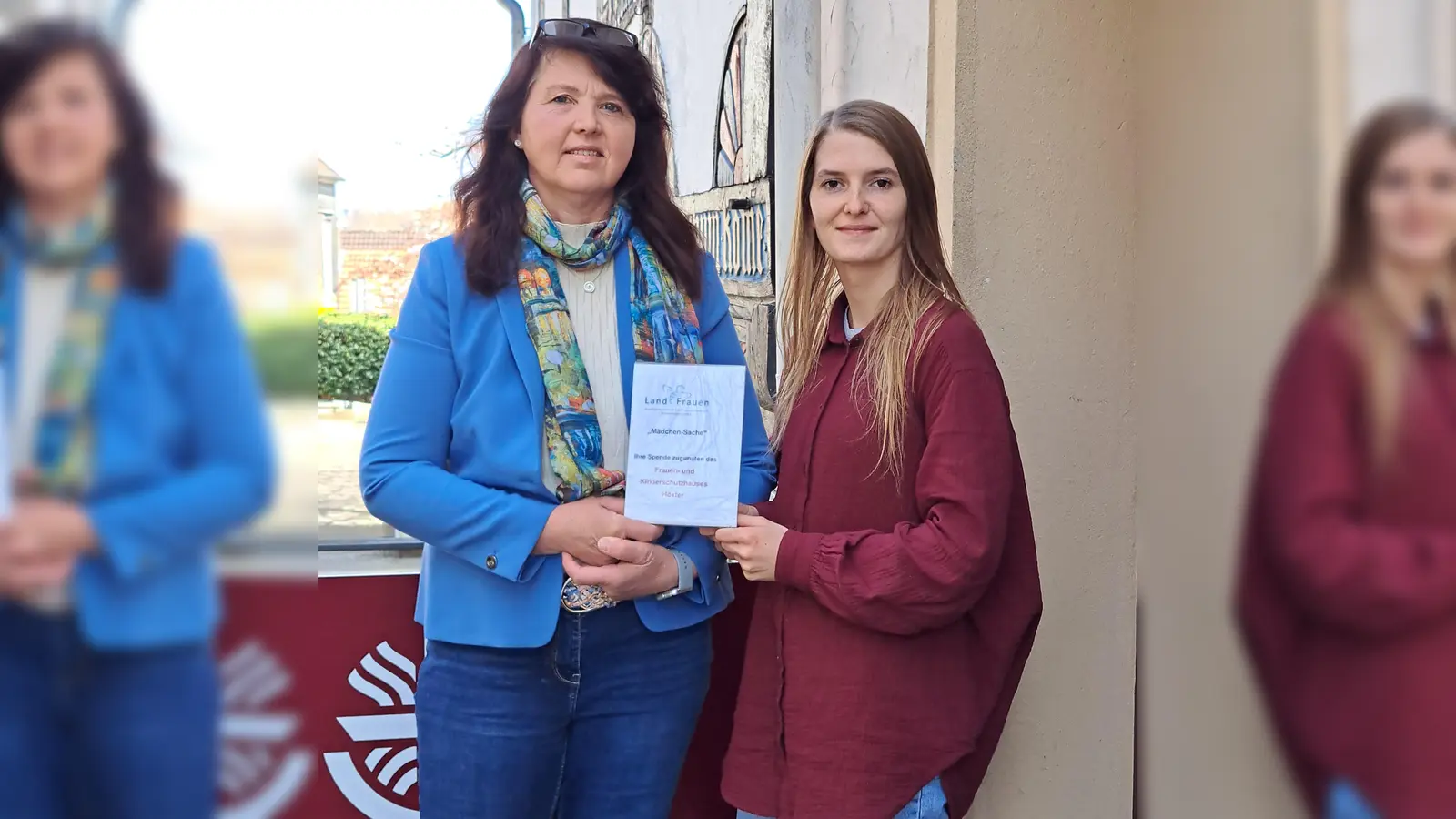 Annette Lutter (v. l.) vom Kreislandfrauenverband Vorstandteam übergab die Spende an Tamara Ernst vom Sozialdienst katholischer Frauen in Warburg.  (Foto: Fraunehaus Warburg)