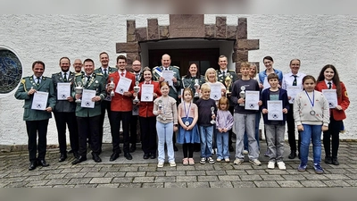 V.l.: Marcell Dürdodt, 2. Kassierer Nico Kröger, Oberst und 2. Brudermeister Andreas Ide, Schriftführer und Jungschützenmeister Patrick Ide, Feldwebel Benedikt Drewes, Lukas Sauerland, Nick Scheideler, Lea Dürdodt, Emilia Mantel, König Christian Milleg, Karla Ungerland, Königin Sabine Multhaupt, Emil Aufenanger, Christel Reitemeyer, Tilda Aufenanger, Brudermeister Jörg Aufenanger, Jasper Hake, Friederike Lotze, Marina Kleine, Finn Kohlisch, Hannelore Tewes, Melina Jacobi, Schülerprinzessin Luisa Dürdodt. (Foto: privat)