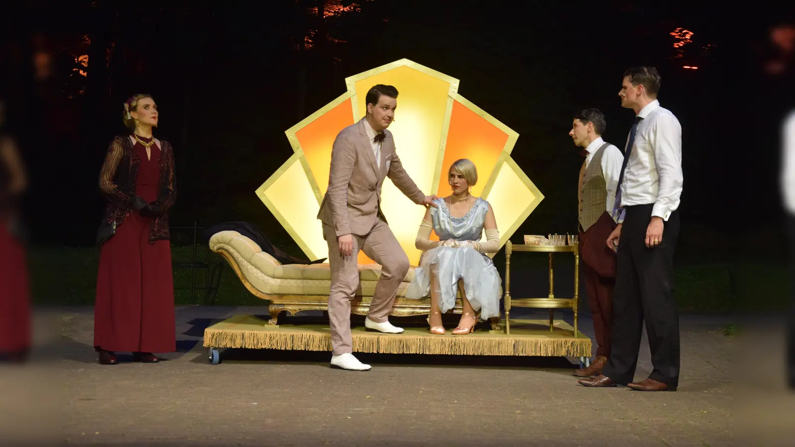 In Der große Gatsby erlebt der Zuschauer eine schillernde Welt, doch was ist die helle Fassade am Ende wert? (Foto: Marc Otto)