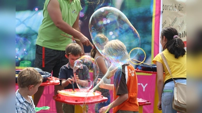 Bubble City Seifenblasen eine Aktion zum Mitmachen beim Hafenfest. (Foto: Bad Karlshafen GmbH)