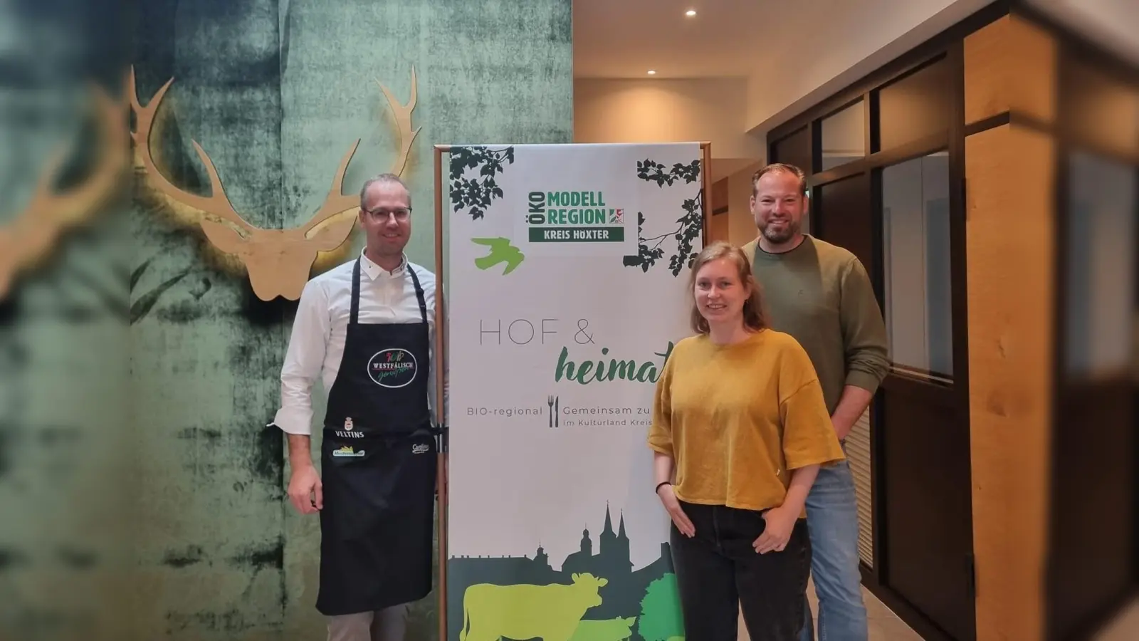 V.l.: Ingo Seidensticker (Hotel Germanenhof), Lina Schlieper (Öko-Modellregion Kreis Höxter) und Heiko Böddeker (GfW, Regionalmarke Kulturland) (Foto: ÖMR Kreis Höxter)