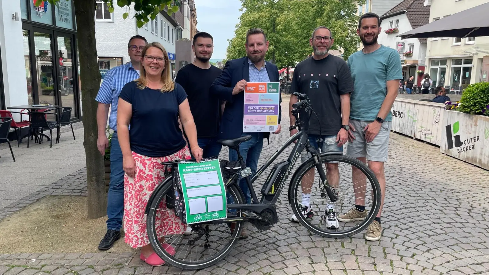 Laden ein zum Tag der Düfte und Aromen (v.l.): Michael Krüger, Hagebaumarkt, Inga Schaper, Stadtmarketing, Michael Zirgiebel wsr.tv, Peter Geisler, Stadtmarketing, Falko Weiß sowie Benjamin Beineke vom Werbekreis Holzminden. (Foto: privat)