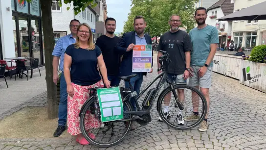 Laden ein zum Tag der Düfte und Aromen (v.l.): Michael Krüger, Hagebaumarkt, Inga Schaper, Stadtmarketing, Michael Zirgiebel wsr.tv, Peter Geisler, Stadtmarketing, Falko Weiß sowie Benjamin Beineke vom Werbekreis Holzminden. (Foto: privat)