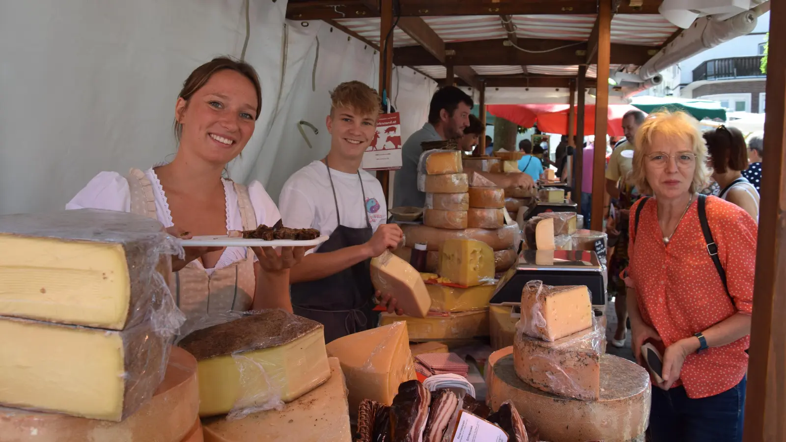 Umfassendes Angebot, freundliche Standbetreiber: So ziemlich überall durfte der Besucher sich eine Scheibe Käse abschneiden lassen.  (Foto: Marc Otto)