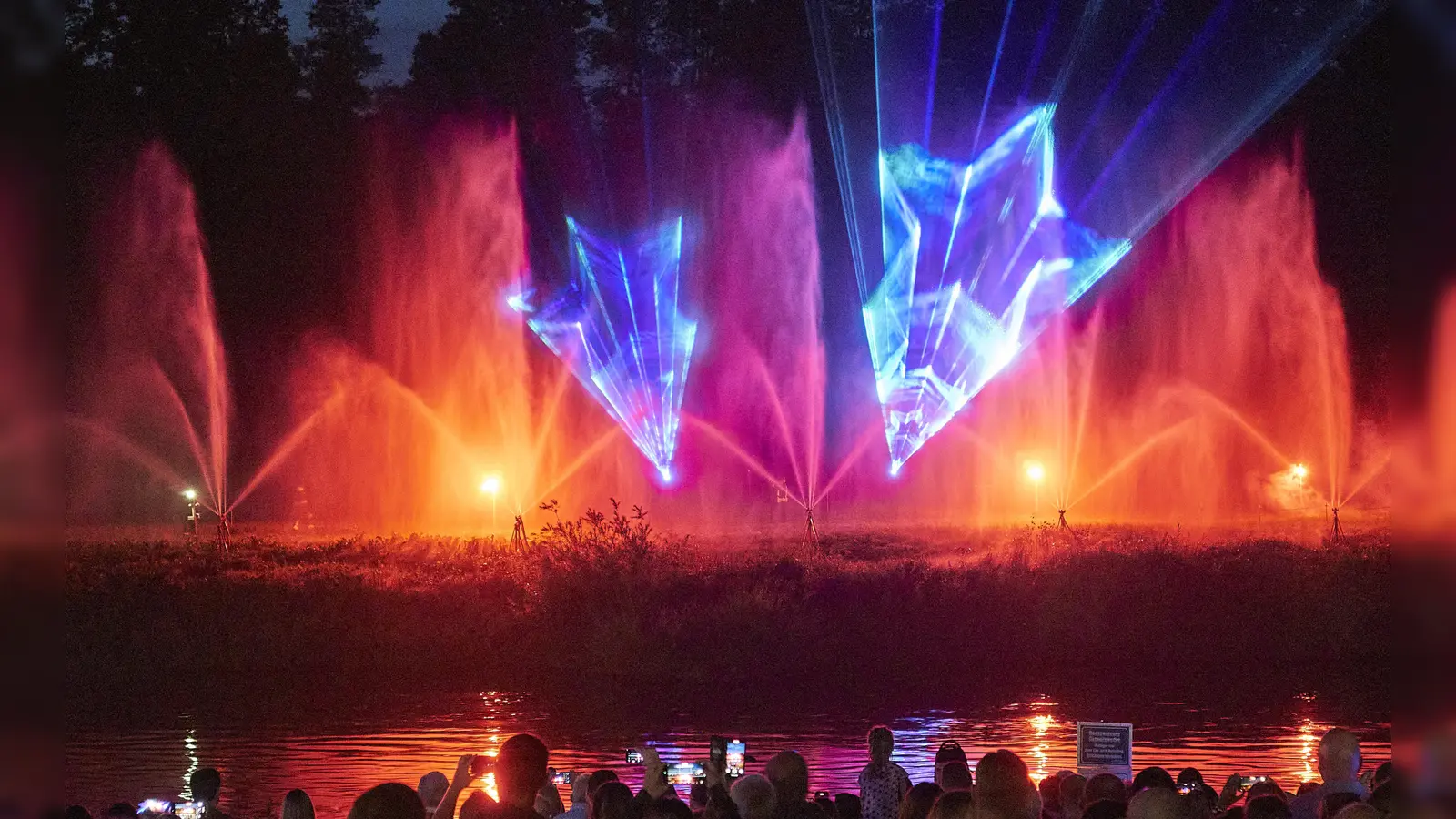 Eine spektakuläre Lasershow wird auch in diesem Jahr für eine ganz besondere Stimmung am Weserufer in Gieselwerder sorgen. (Foto: Stefan Bönning)