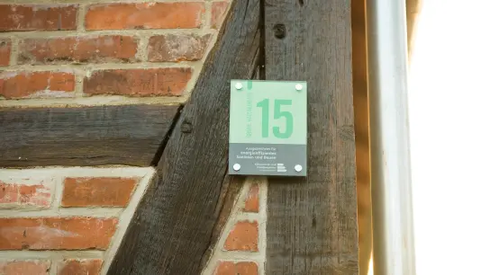 Die Grüne Hausnummer kennzeichnet energieeffiziente Gebäude. (Foto: privat)