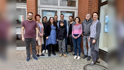 Von links nach rechts: Maurice Tacke &amp; Dagmar Rilk (Delphin-Palast), Stefan Lange (SchulKinoWochen Niedersachsen), Sandy Lünsdorf (SchulKinoWochen Niedersachsen), Florian Vollmers (Film &amp; Medienbüro Niedersachsen), Norbert Lechner (Regisseur), Maximilian Reinwald (Kinderdarsteller), Michael Jahn (VISION KINO), Meike Götz (nordmedia), Jörg Witte (SchulKinoWochen Niedersachsen), Gundi Doppelhammer (Moderatorin). (Foto: Annika Platt)