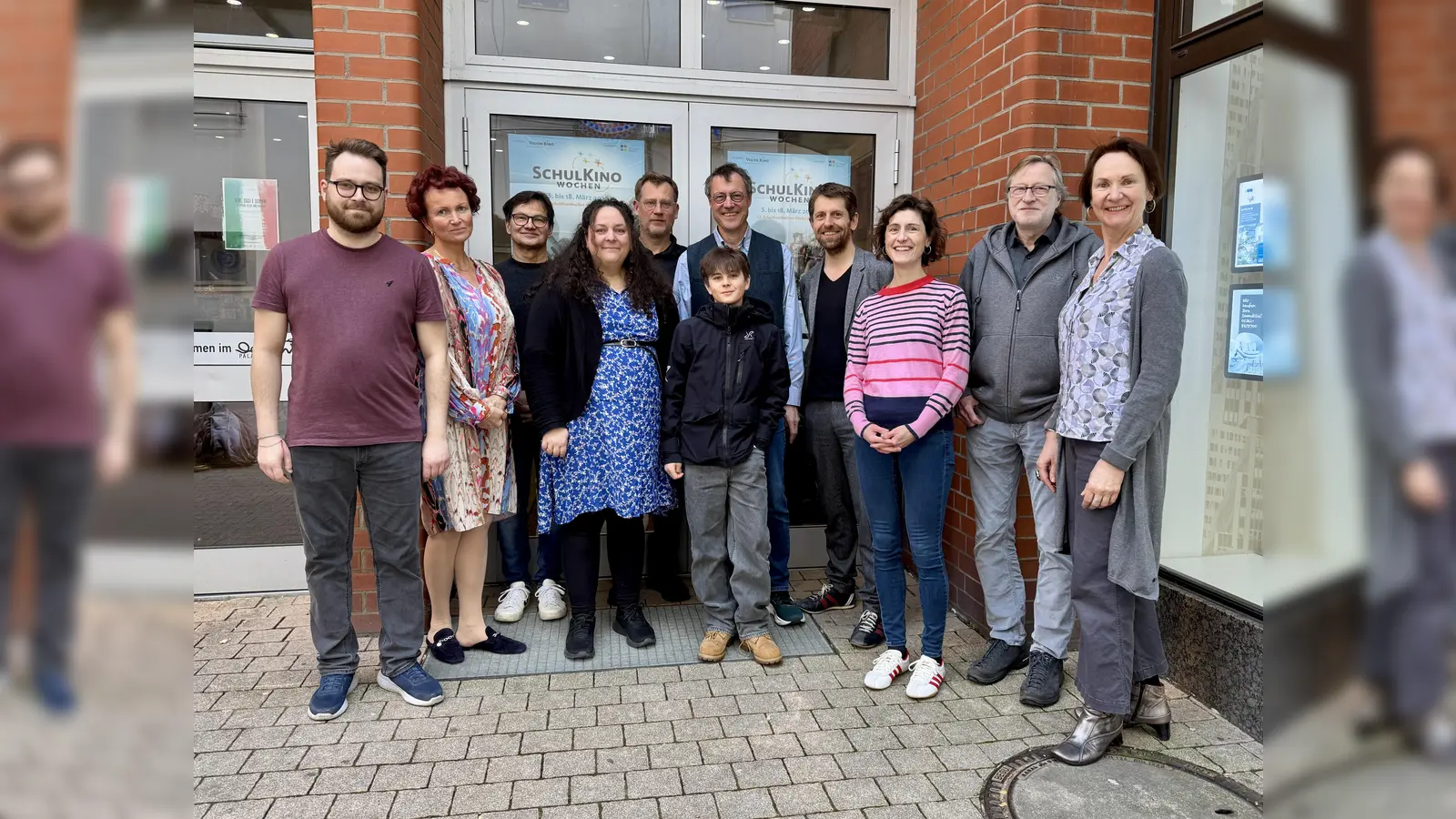 Von links nach rechts: Maurice Tacke &amp; Dagmar Rilk (Delphin-Palast), Stefan Lange (SchulKinoWochen Niedersachsen), Sandy Lünsdorf (SchulKinoWochen Niedersachsen), Florian Vollmers (Film &amp; Medienbüro Niedersachsen), Norbert Lechner (Regisseur), Maximilian Reinwald (Kinderdarsteller), Michael Jahn (VISION KINO), Meike Götz (nordmedia), Jörg Witte (SchulKinoWochen Niedersachsen), Gundi Doppelhammer (Moderatorin). (Foto: Annika Platt)