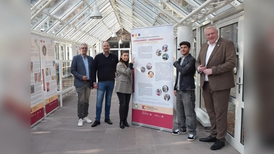 Die Wanderausstellung ‚Migrationsgeschichten im Kreis Höxter‘ ist noch bis Ende Oktober im Glasgang des Stadthauses Höxter zu sehen. V.l.: Dezernent Stefan Fellmann (Stadt Höxter), Abteilungsleiter Dominic Gehle (Kreis Höxter), Nursen Eliyazici (Kommunales Integrationszentrum), Enes Eliyazici (Enkel von Ali Karaca, dessen Lebensgeschichte in der Ausstellung gezeigt wird) und Bürgermeister Daniel Hartmann.  (Foto: Stadt Höxter)