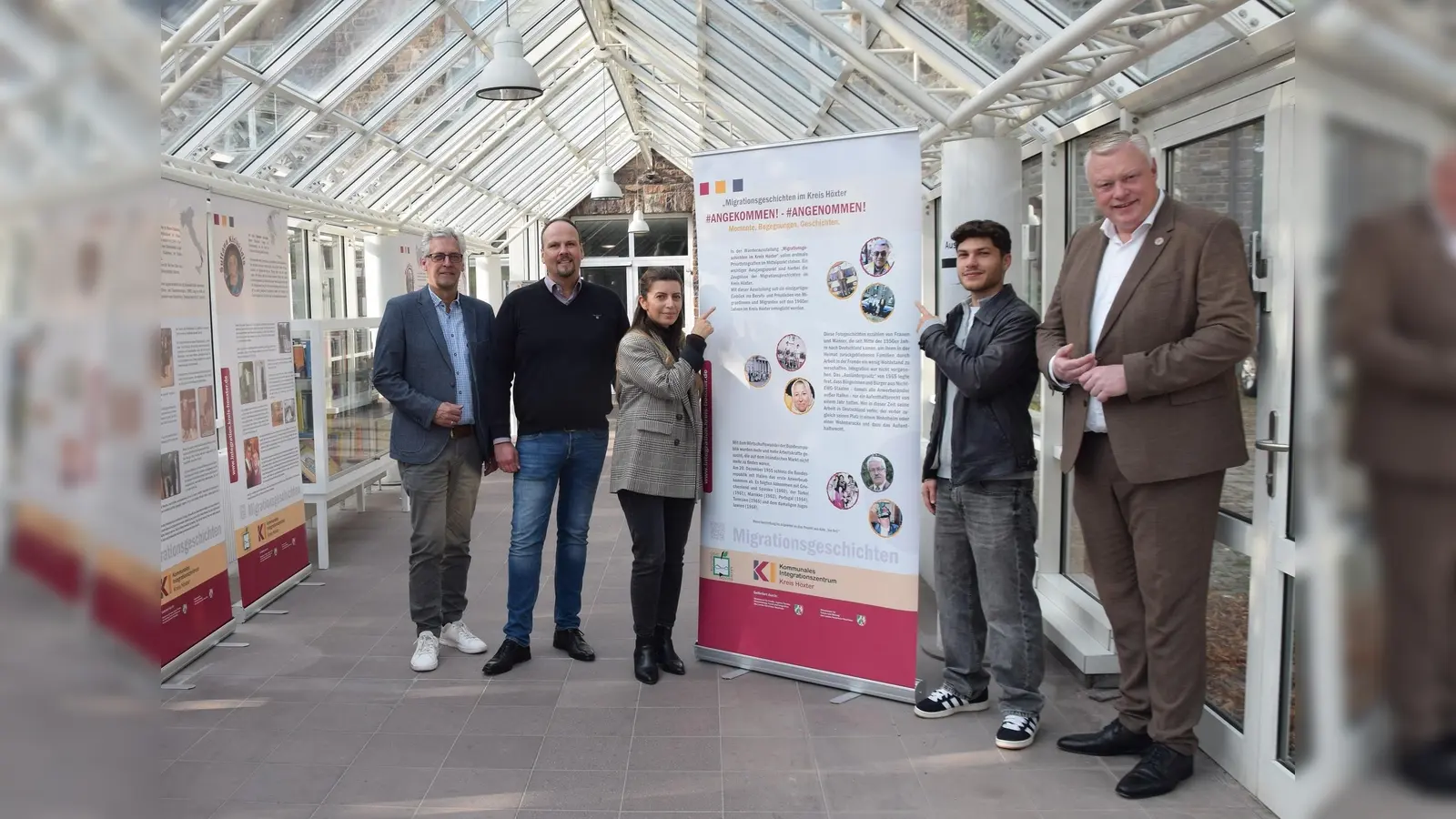 Die Wanderausstellung ‚Migrationsgeschichten im Kreis Höxter‘ ist noch bis Ende Oktober im Glasgang des Stadthauses Höxter zu sehen. V.l.: Dezernent Stefan Fellmann (Stadt Höxter), Abteilungsleiter Dominic Gehle (Kreis Höxter), Nursen Eliyazici (Kommunales Integrationszentrum), Enes Eliyazici (Enkel von Ali Karaca, dessen Lebensgeschichte in der Ausstellung gezeigt wird) und Bürgermeister Daniel Hartmann.  (Foto: Stadt Höxter)