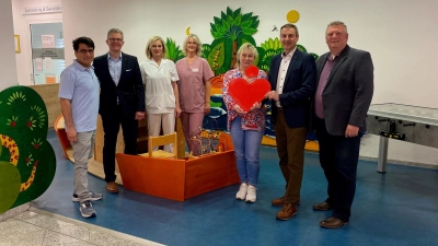 Sie freuen sich gemeinsam über eine besondere „Aktion mit Herz“ (v.l.): Firooz Ahmadi (Chefarzt der Kinderstation des St. Ansgar Krankenhauses in Höxter), Arnd Paas (Vorstandsvorsitzender der Sparkasse Paderborn-Detmold-Höxter), Gabriele Moreau (Pflege Teamleitung), Corinna Alberding (Teamleitung Pflege Kinderintensiv), „Löwenmama“ Susanne Saage, Jens Härtel und Christian Jostes (Geschäftsführer der Katholischen Hospitalvereinigung Weser-Egge). (Foto: privat)