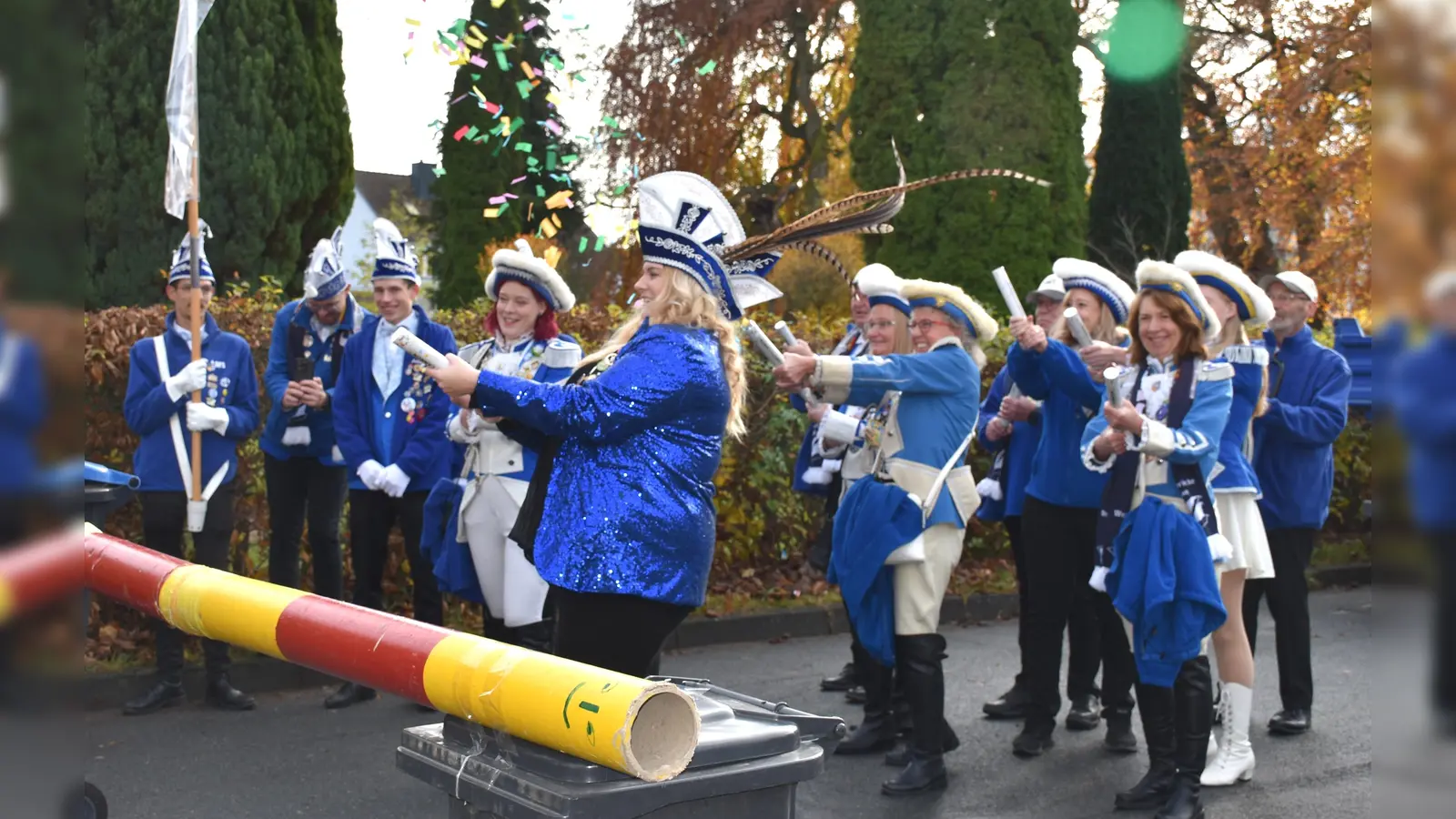 Glitzerkanonen, passend zum Motto, führten nicht zur Schlüsselübergabe.  (Foto: Barbara Siebrecht)