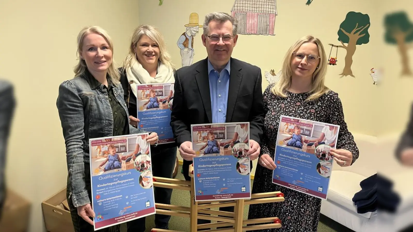 Sie laden zum Qualifizierungskurs für Kindertagespflegepersonen ein (v.l.): Stephanie Werk-Ferber, Christina Westermeier, Christian Rodemeyer, Leiter der Abteilung Kinder, Jugend und Familie, sowie Katharina Sinn. (Foto: Kreis Höxter)