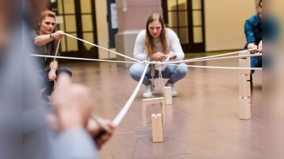Studierende der Sozialen Arbeit in gruppendynamischer Interaktion im Rahmen der Lehre. (Foto: HAWK)