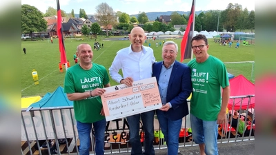 Der ehemalige Uslarer Bodo Hollung (2.v.l.) besuchte seine Heimatstadt Uslar und brachte zur Freude von (v.l.): Kinderdorfleiter Michael Tietze, Vorstand Martin Kupper und Marketingleiter Jörg Grabowsky einen Scheck über 5.000 Euro zur Finanzierung des KidoCups mit. (Foto: privat)