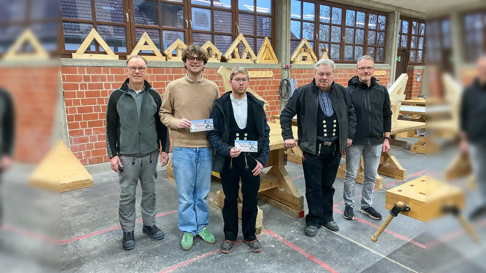 V.l.: Friedhelm Bröker (überbetriebliche Unterweisung Maurer), Mattis Gerling (Firma Allerkamp-Lücking, Brakel), David Schwarz (Firma System Holzbau, Marienmünster), Frank Temme (überbetriebliche Unterweisung Zimmerer) und Elmar Tönnies (Firma Meinolf Gockel, Warburg). (Foto: Kreishandwerkerschaft Höxter-Warburg)