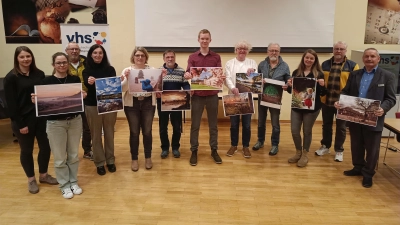 Setzen Höxter schönste Seiten ins rechte Licht: Gewinner des Fotowettbewerbs flankiert von Madita Alberding (Geschäftsführung Huxarium, l.), Rainer Schwiete (VHS-Leiter r.), Martin Irgang (Förderverein Landesgartenschau) und Alfons Kettwig (Kettwig Lichtwerbung Würgassen). (Foto: Huxarium Gartenpark Höxter/Manuela Puls)