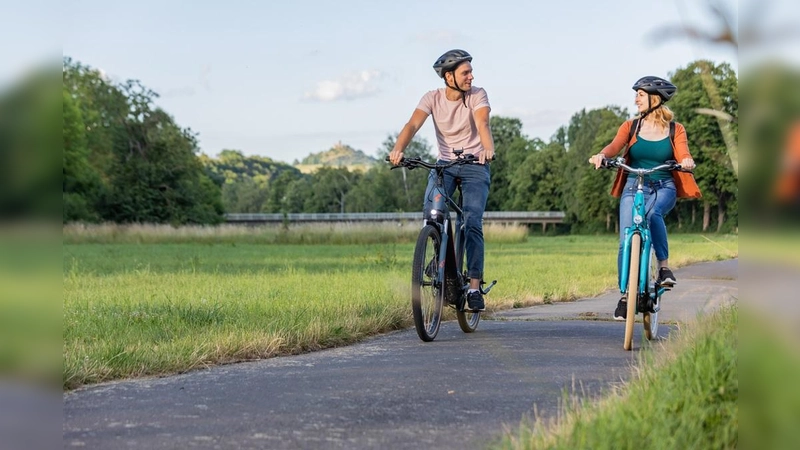 Im Hintergrund der Desenberg: Der Diemelradweg führt durch die idyllische Landschaft in der der Warburger Diemelaue. (Foto: Teutoburger Wald Tourismus_A.Röser)