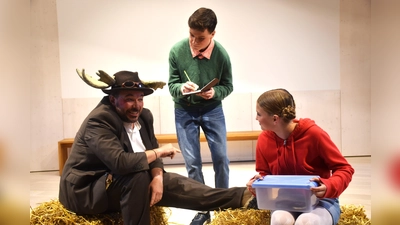 Die Kinder Tom (Nika Germen) und Marie (Elli Nolte) bieten dem Elch Mr. Moose (Frank Spiegel) die harten Weihnachtskekse der Großmutter an und fragen ihn aus.  (Foto: Barbara Siebrecht)