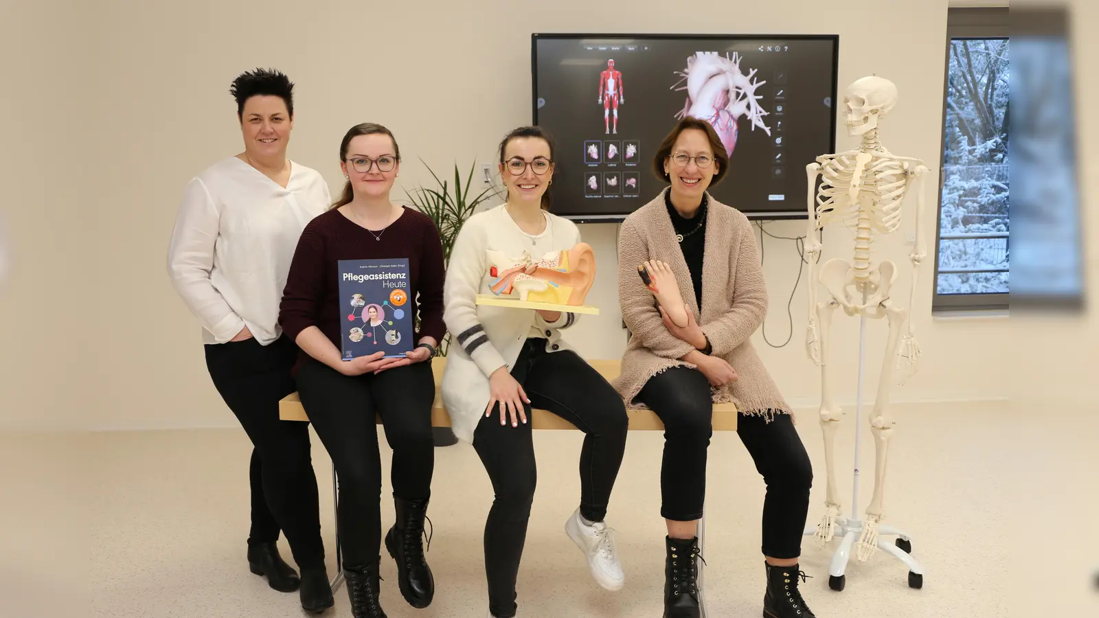 Ab April kann die Ausbildung zur Pflegefachassistenz am Bildungszentrum der KHWE auch in Teilzeit absolviert werden (von links): Schulleiterin Stefanie Schoppe zusammen mit den Lehrkräften Jasmin Rais, Friederike Potthoff und Katrin Kamphues. (Foto: KHWE)
