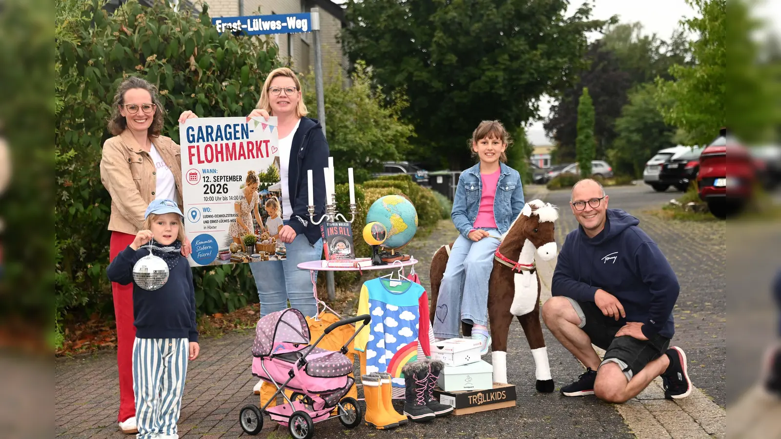 Julia Siebeck, Fred, Simone Kube, Martha und Thomas Kube vom Organisationsteam haben schon ein paar Schnäppchen rausgesucht für den Flohmarkt.  (Foto: privat)