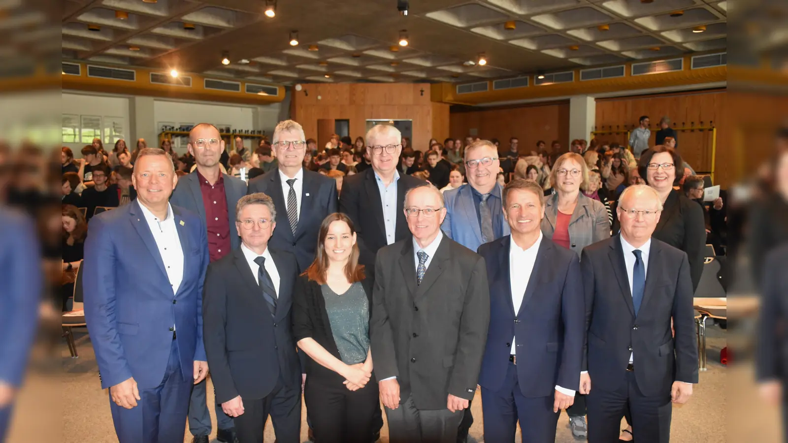 MdL Matthias Goeken (v. l.), Schuldezernent Dr. Andreas Müler, Schulleiter Benedikt Marpert, MdB Christian Haase, Dr. Birthe Hewera (Yad Vashem), Vize-Bürgermeister Günter Weskamp, Stadtheimatpfleger Christoph Reichardt, Stadtrat Ralph wessel, Landrat Miachel Stickeln, Helga Lange (Schulleiterin Sekundarschule) Bürgermeister Hubertus Grimm und Schulpflegschaftsvorsitzende Antoinette Burkhardt.  (Foto: Barbara Siebrecht)