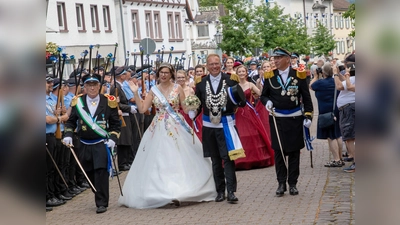 Der amtierende Schützenkönig von Beverungen, Peter Riepe und seine Königin Karin Latzel stellten sich erstmals am Schützenfestmontag 2023 den Zuschauenden vor.  (Foto: SV Beverungen/Bollermann)