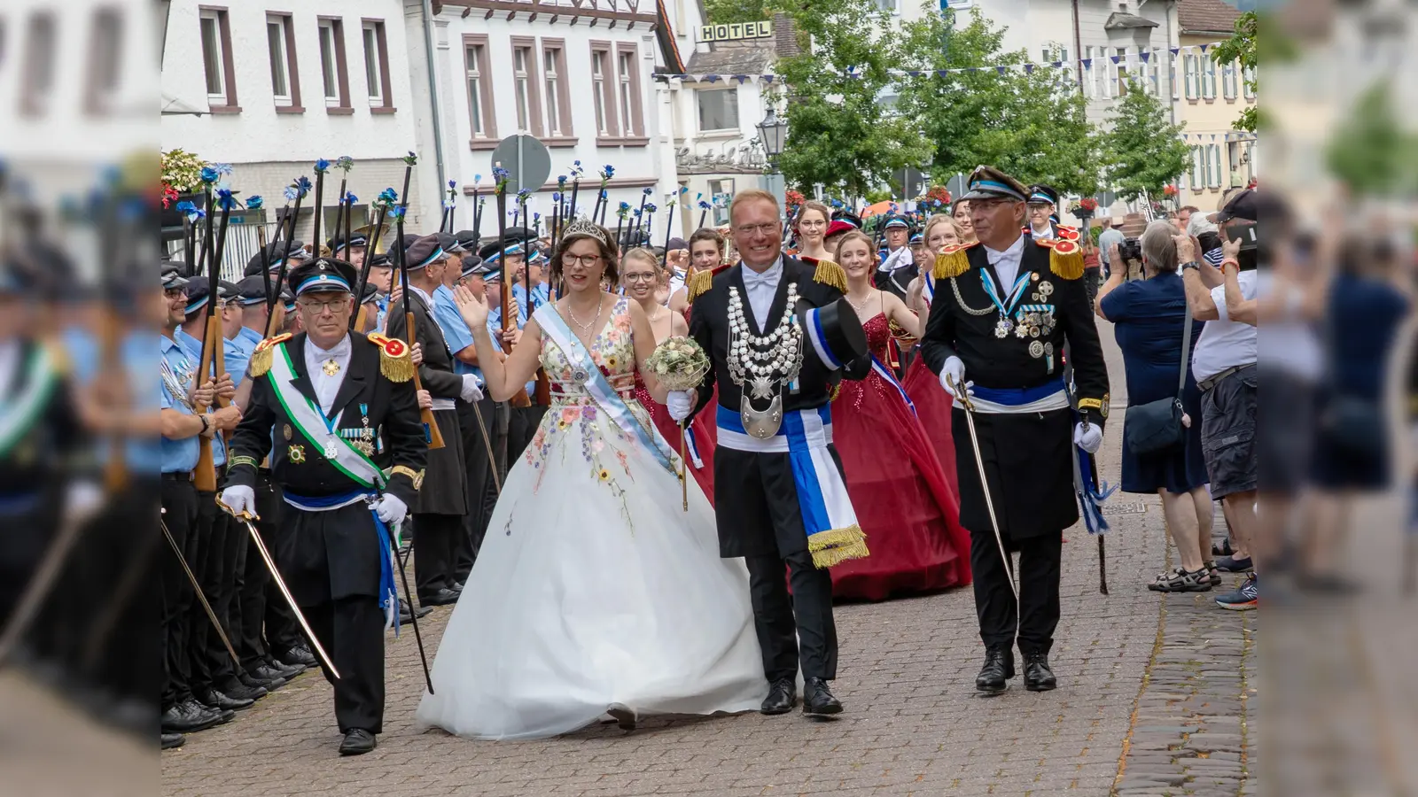 Der amtierende Schützenkönig von Beverungen, Peter Riepe und seine Königin Karin Latzel stellten sich erstmals am Schützenfestmontag 2023 den Zuschauenden vor.  (Foto: SV Beverungen/Bollermann)