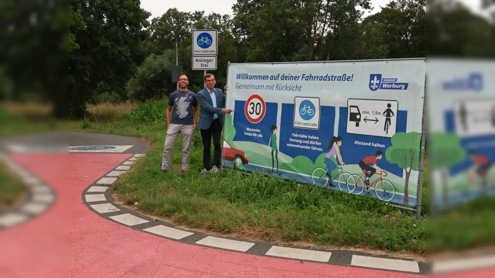 V.l.: Mobilitätsbeauftragter Jan Kolditz und Bürgermeister Tobias Scherf stellen das neue Info-Banner an der Warburger Fahrradstraße in der Angertwete vor. (Foto: Stadt Warburg)