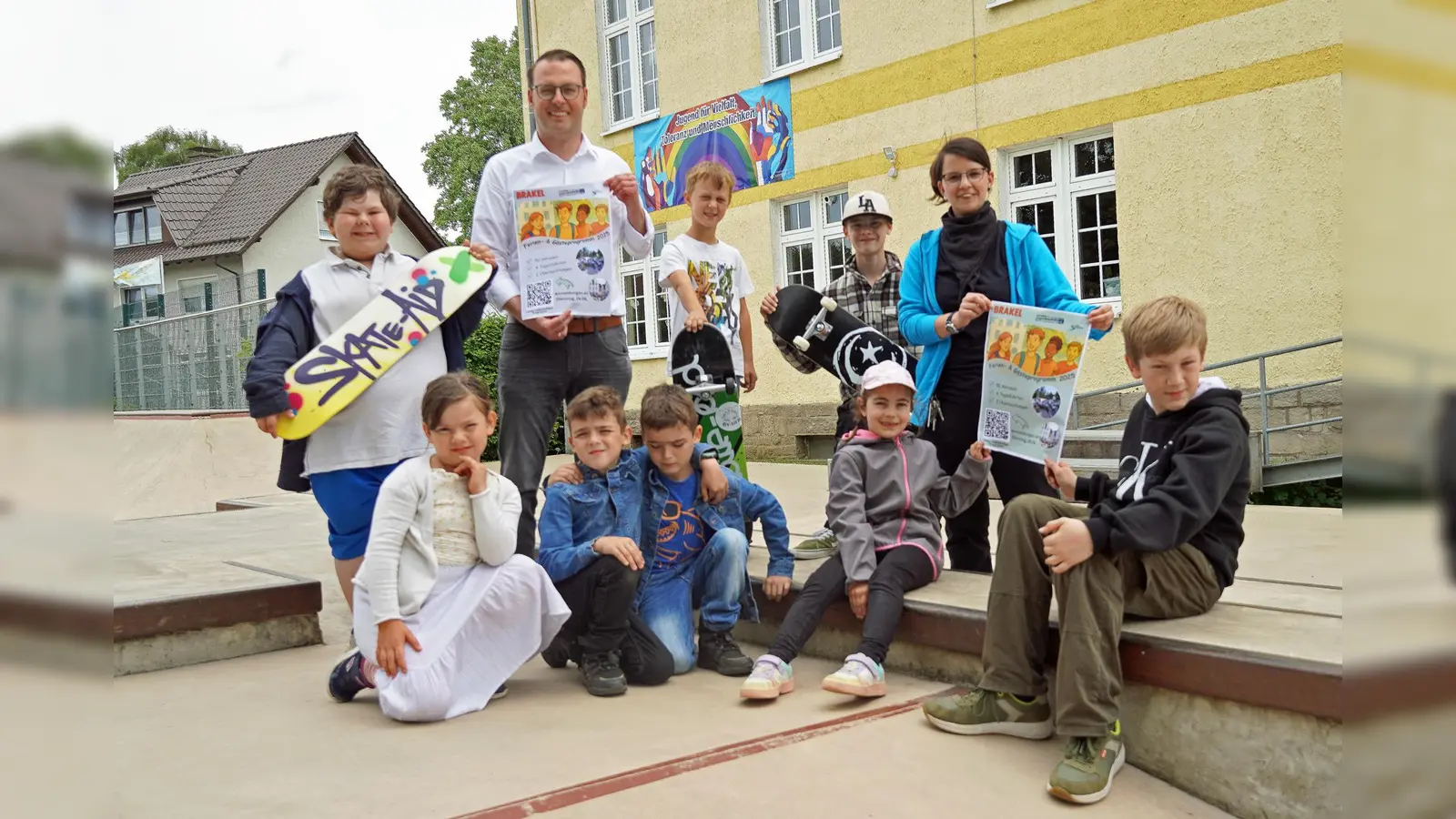 Alexander Kleinschmidt (Allg. Vertreter des Bürgermeisters, links) und Ninja Bröker (Leiterin der Jugendfreizeitstätte) möchten auf das Brakeler Ferien- und Gästeprogramm hinweisen, das auf der Homepage der Stadt Brakel zu finden ist. (Foto: Stadt Brakel)