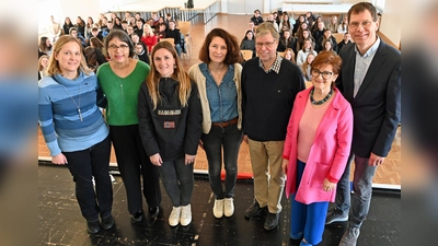 Das Foto aus der Aula der Brede zeigt (v.l.) Christiane Seehase (Verantwortliche für den Austausch an der Brede), die französischen Lehrerinnen Christèle Bodet, Hélène Praud, Élodie Picot, Martin Blumenthal (ehemaliger Verantwortlicher für den Austausch), die stellvertretende Bürgermeisterin Ursula Grewe sowie Dr. Matthias Koch mit den Teilnehmerinnen und Teilnehmern aus Frankreich und Deutschland im Hintergrund. (Foto: privat)