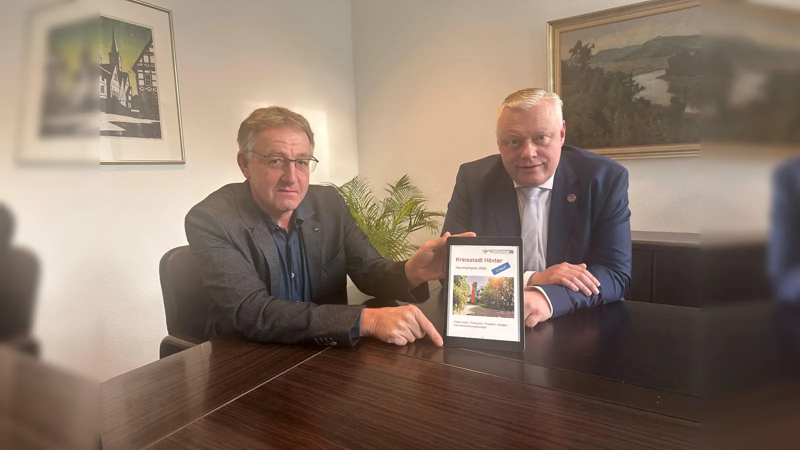 Stadtkämmerer Martin Finke und Bürgermeister Daniel Hartmann haben den Entwurf des Haushaltsplans 2026 eingebracht. (Foto: Stadt Höxter)