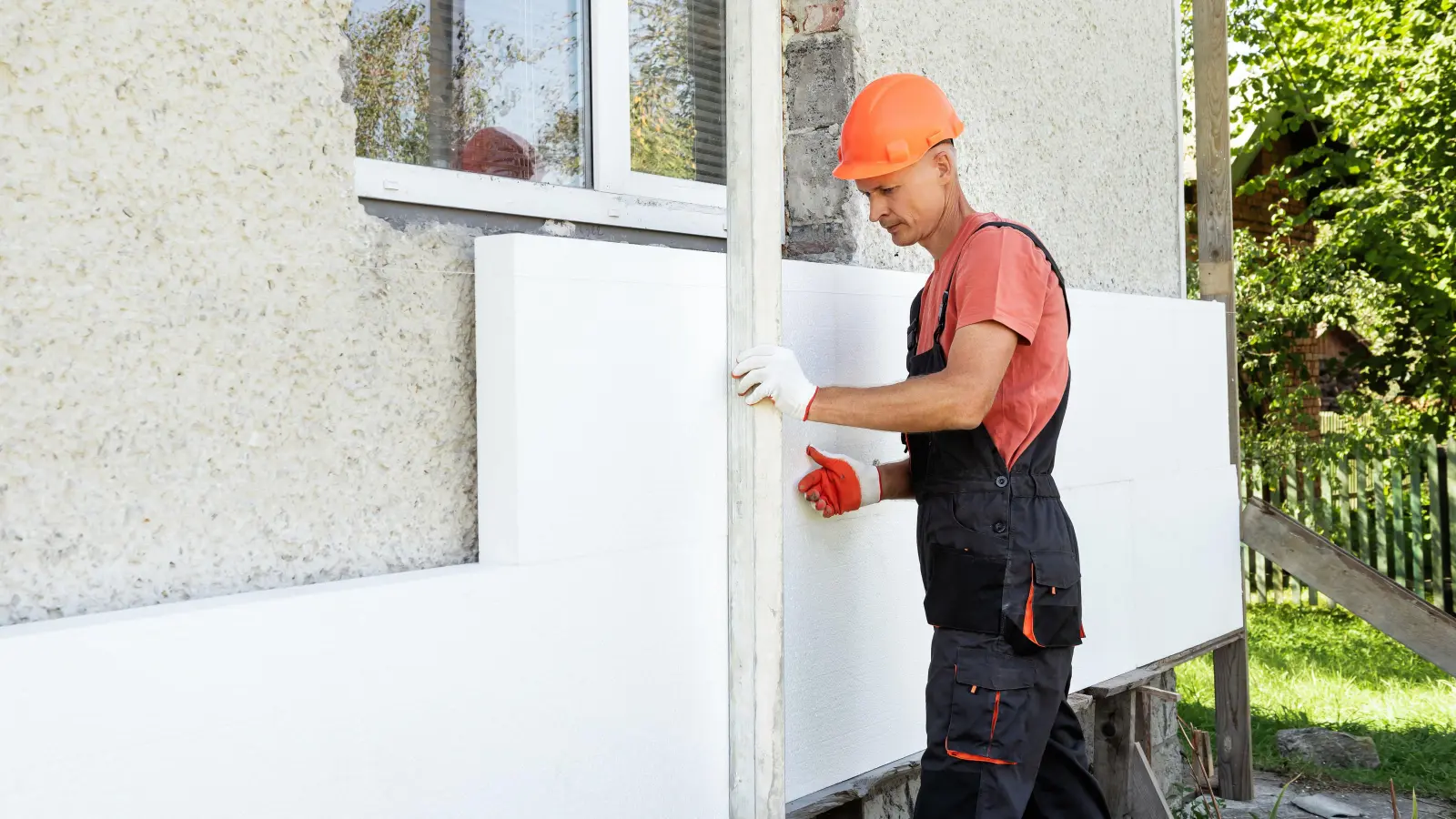Eine Wärmedämmung der Fassade ist der erste Schritt zu mehr Energieeffizienz in älteren Gebäuden. Eine aktuelle Studie zeigt: Die Maßnahme rechnet sich jetzt noch schneller.  (Foto: djd/Qualitätsgedämmt/Getty Images/yunava1)